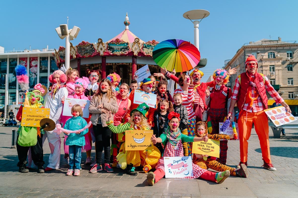 Парад улыбок начался в самом центре города Парад улыбок начался в самом центре города