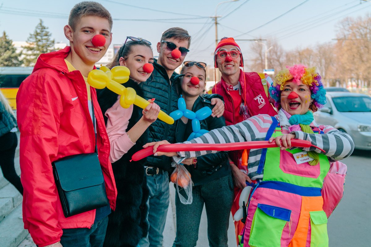 Парад постепенно продвигался к шару Парад постепенно продвигался к шару