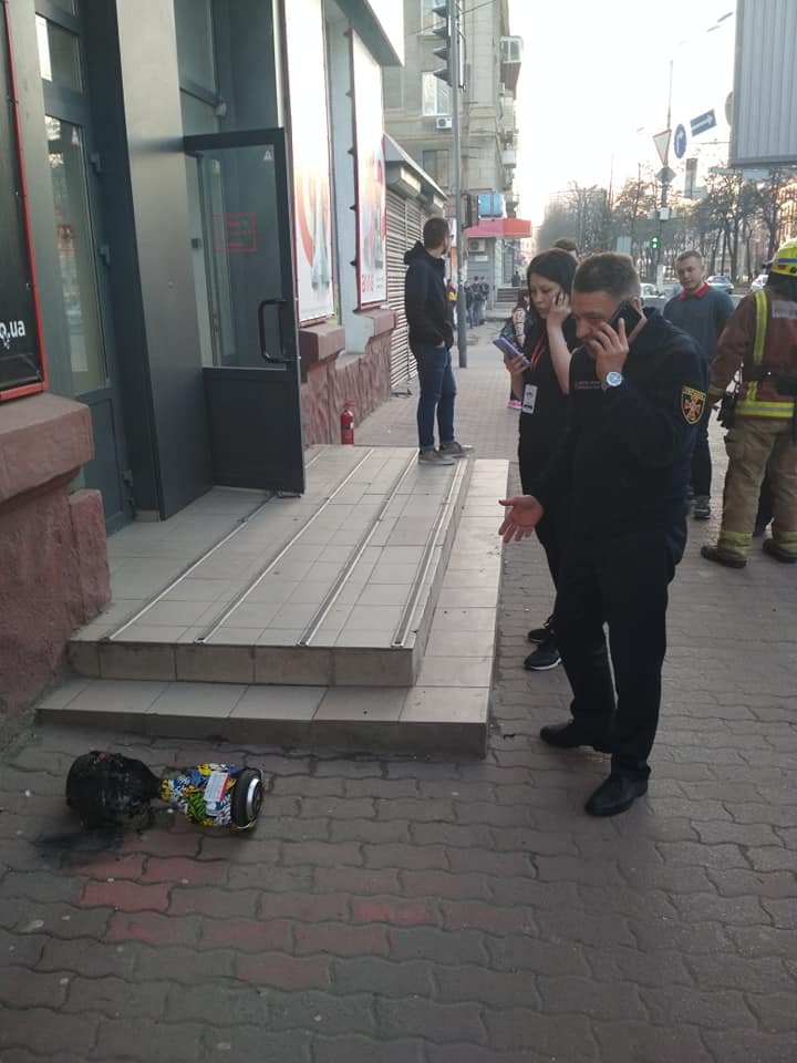 В Днепре в магазине "АЛЛО" сгорел гироскутер 1
