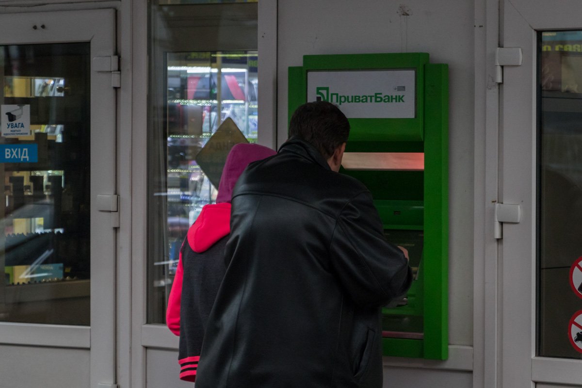 Сейчас банкомат и супермаркет работают в штатном режиме