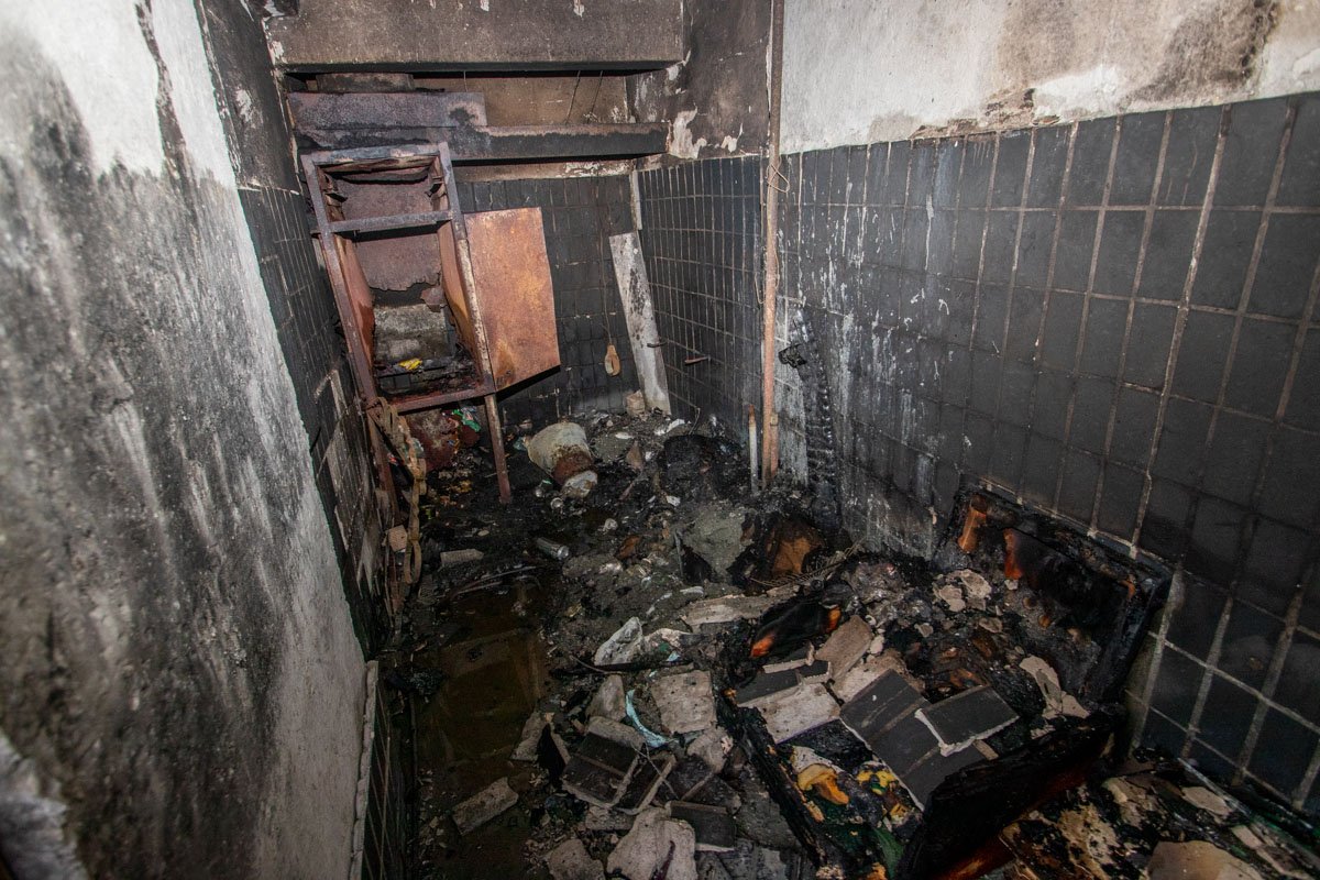 На первом этаже многоэтажки загорелся мусоропровод