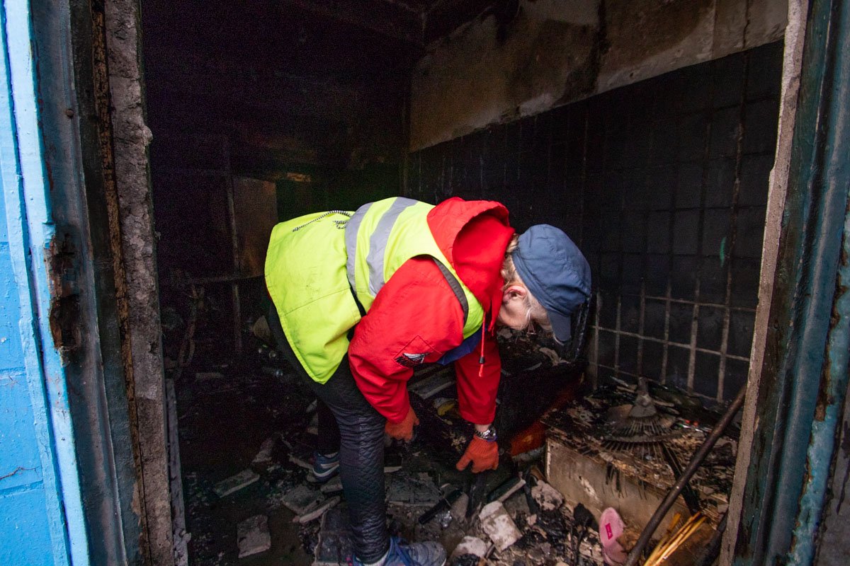 Полностью потушить мусоропровод удалось в 6:43