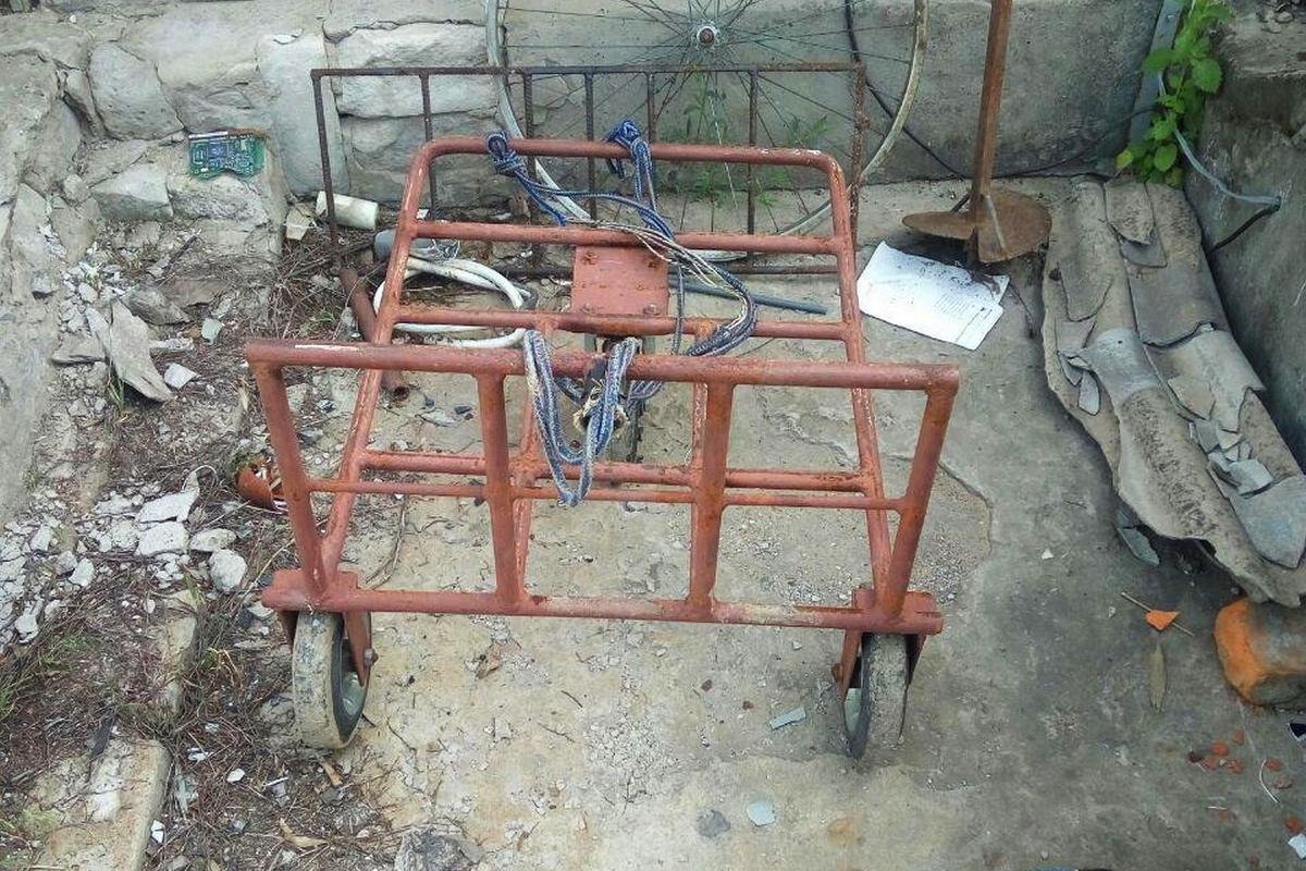 Мужчина погрузил тело погибшего на тележку и вывез в балку Мужчина погрузил тело погибшего на тележку и вывез в балку