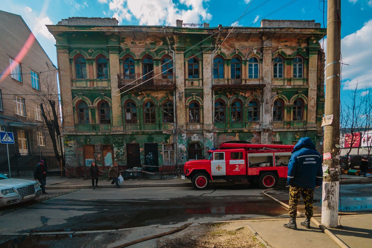 Пожар начался во дворе дома на улице Василия Чапленко