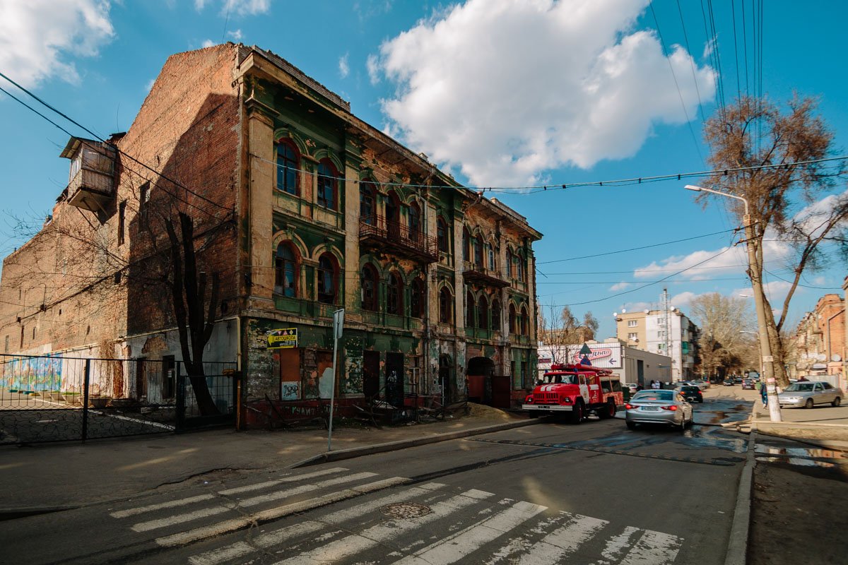 В этом полуразрушенном доме живет достаточно много людей