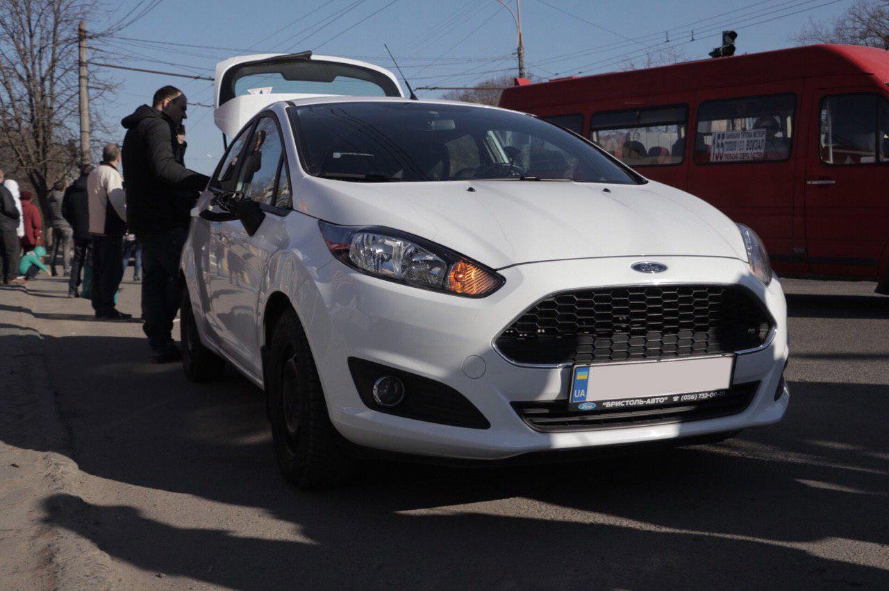 На улице Паникахи женщина выскочила под колеса Ford