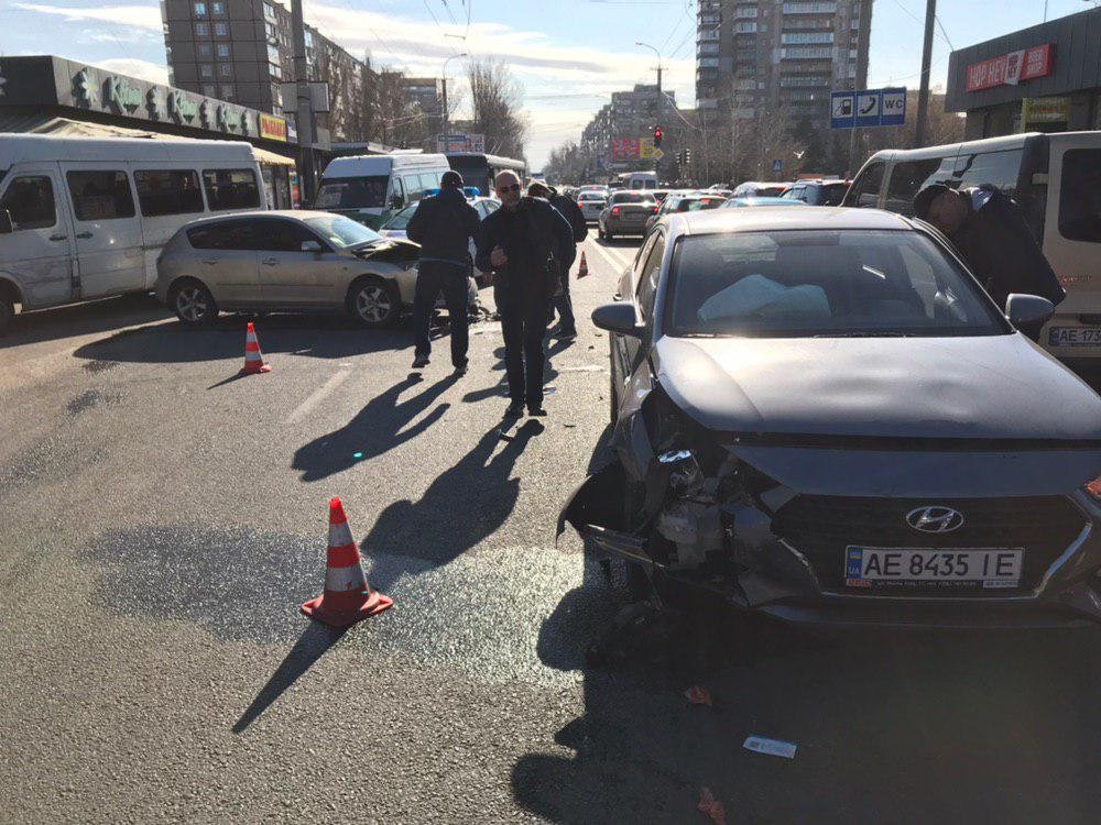 На улице Калиновой не поделили дорогу Mazda и Hyundai На улице Калиновой не поделили дорогу Mazda и Hyundai