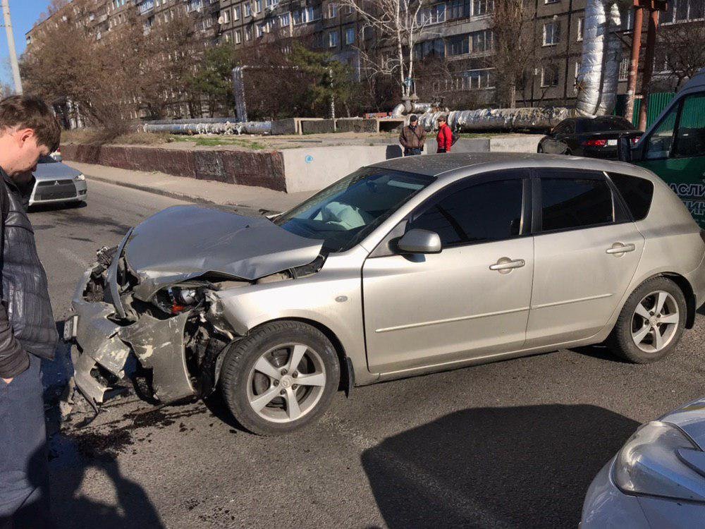 Предварительно, водитель Mazda выезжал со двора и не убедился в безопасности маневра Предварительно, водитель Mazda выезжал со двора и не убедился в безопасности маневра