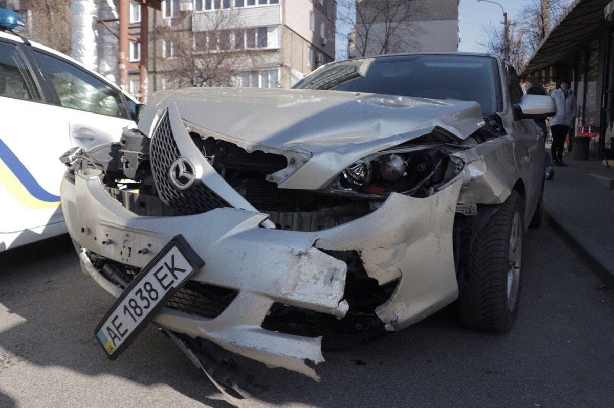 Поэтому как только колеса иномарки показались на Калиновой, в нее влетел Hyundai Поэтому как только колеса иномарки показались на Калиновой, в нее влетел Hyundai