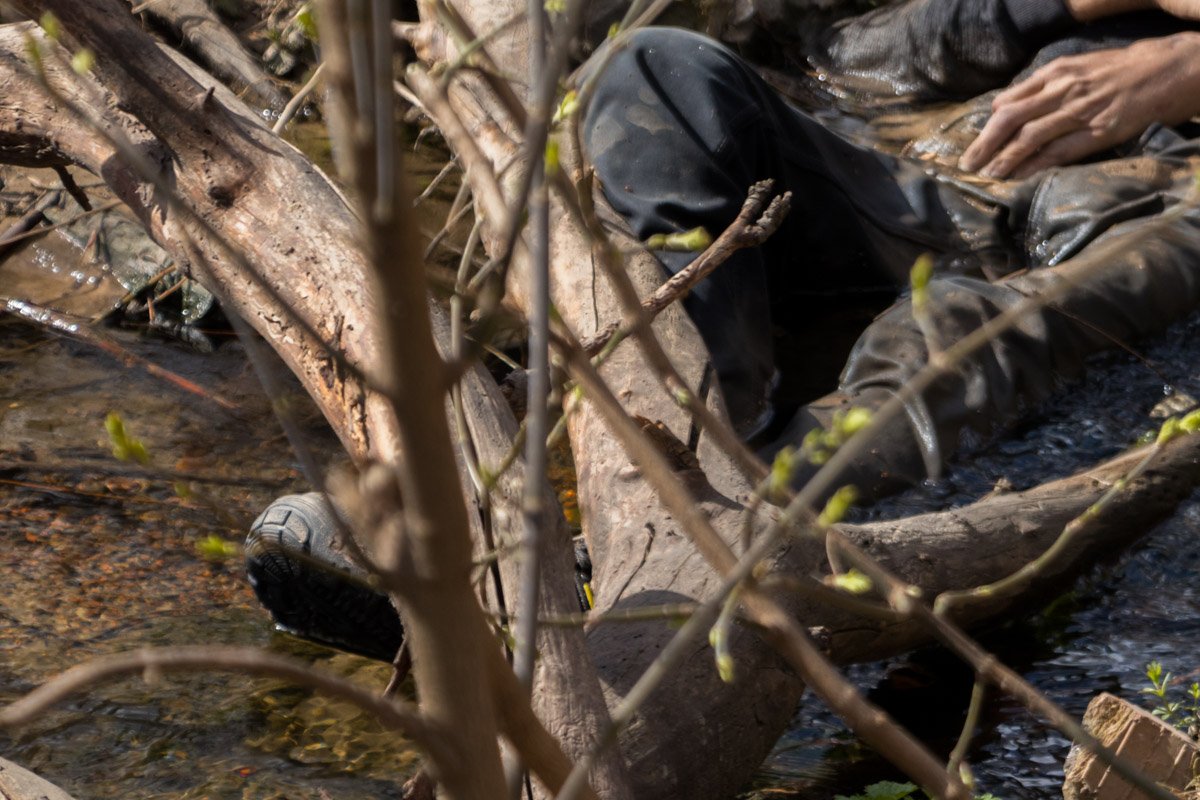 Лежащего в воде мужчину заметил прохожий