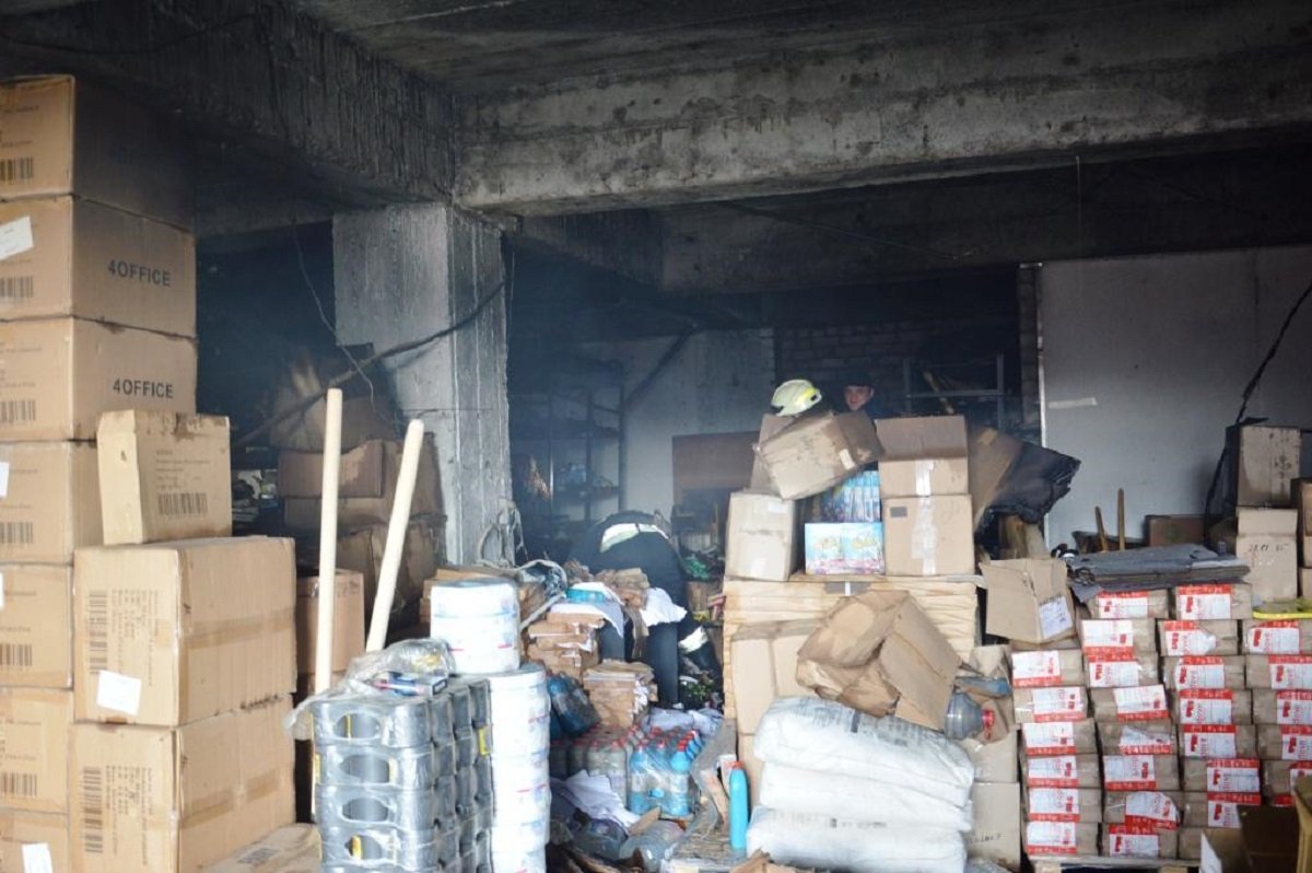 В Днепре на улице Шинной горел склад канцелярских товаров