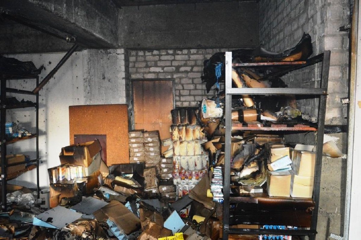 Огонь повредил канцелярские принадлежности на  площади 30 м²