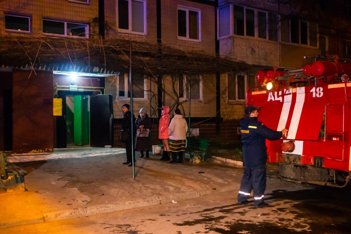 Некоторые жильцы вышли на улицу