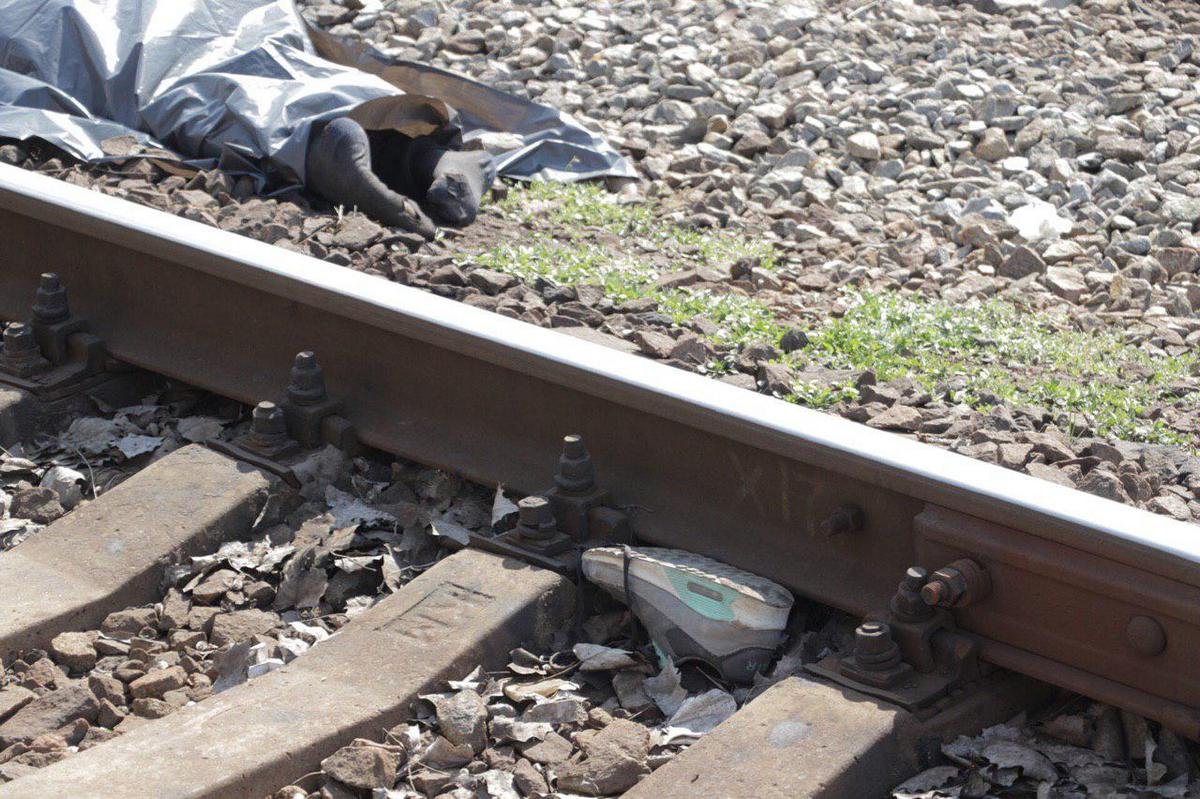 Мужчина шел в наушниках