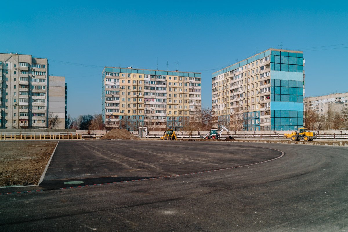 На поле будут проводить футбольные и легкоатлетические соревнования На поле будут проводить футбольные и легкоатлетические соревнования