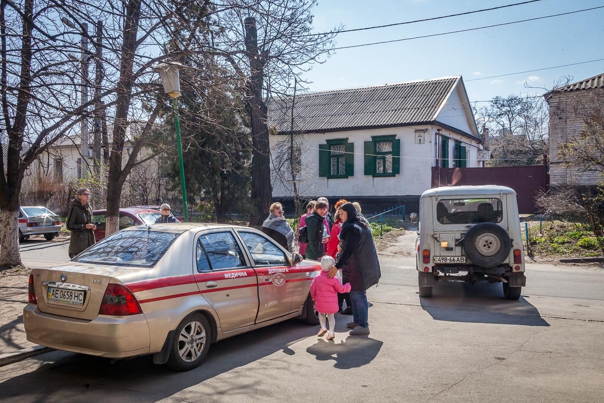 Людей эвакуировали на улицу