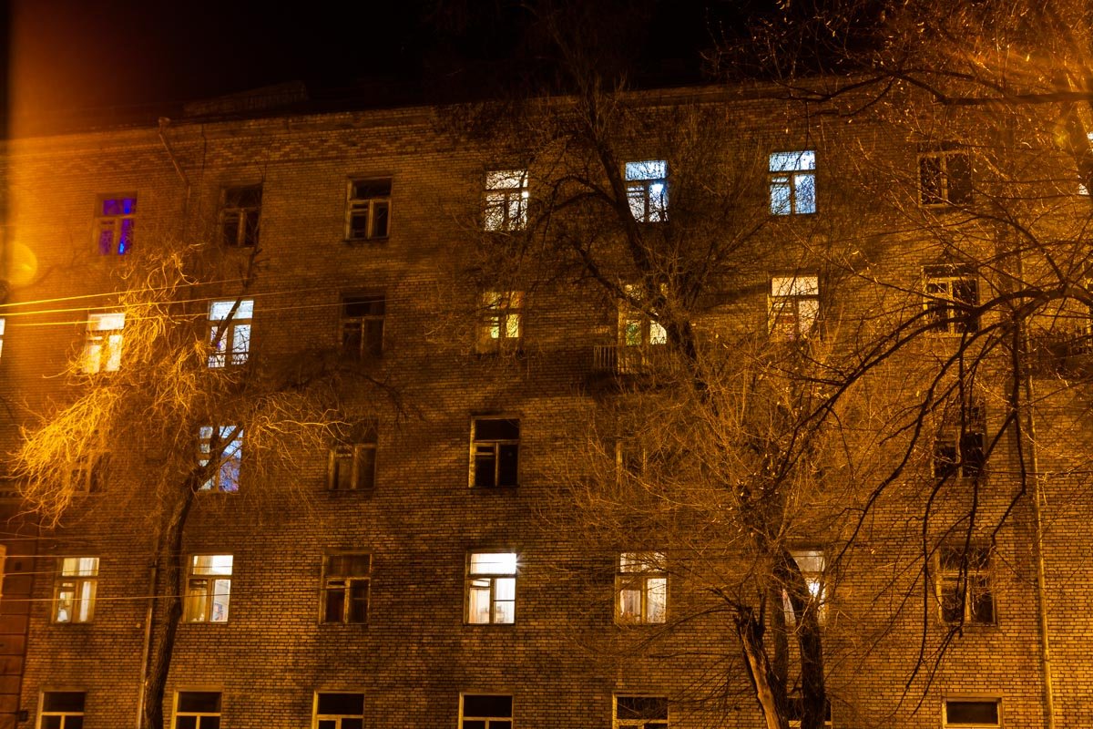 Вашу одиночную прогулку будут сопровождать студенческие окна Вашу одиночную прогулку будут сопровождать студенческие окна