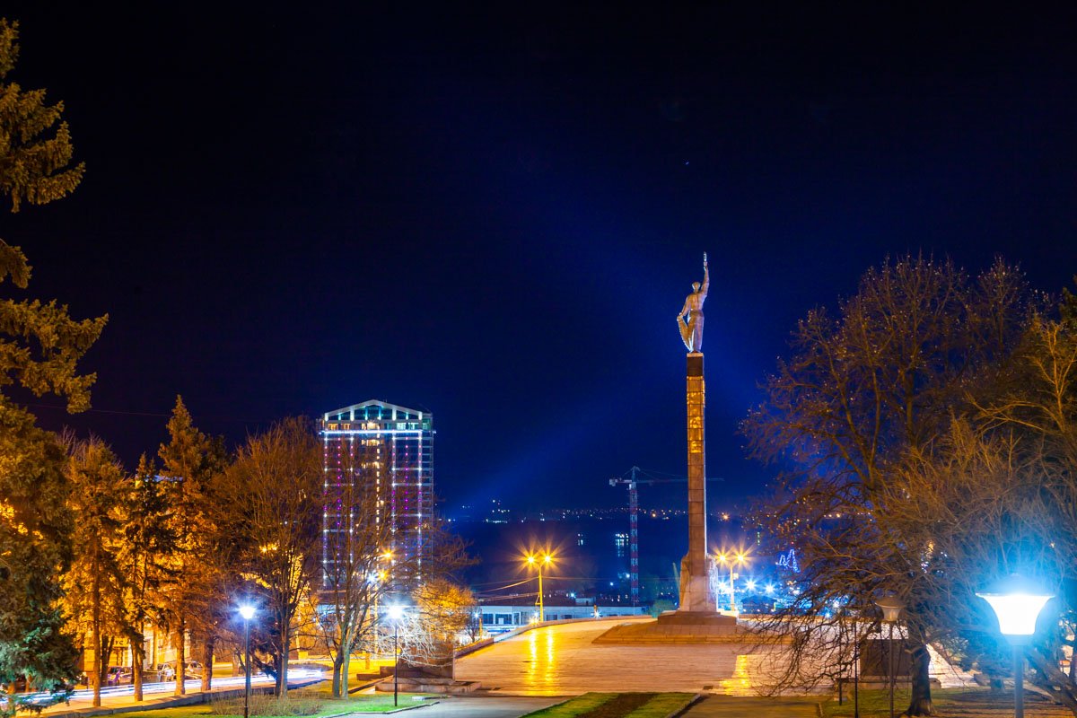 Вокруг памятника места для грусти на любой вкус Вокруг памятника места для грусти на любой вкус