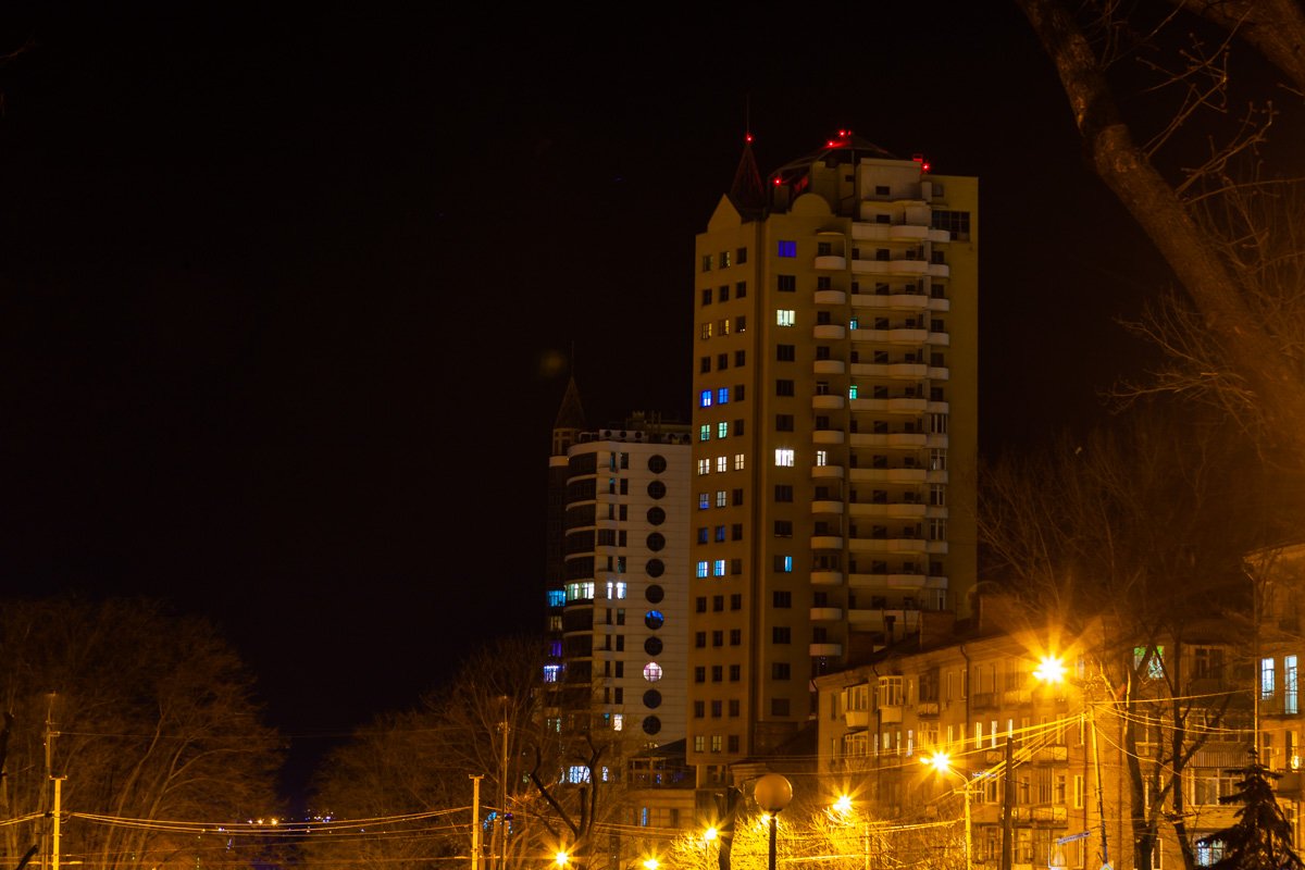 И с балконов не машут люди И с балконов не машут люди