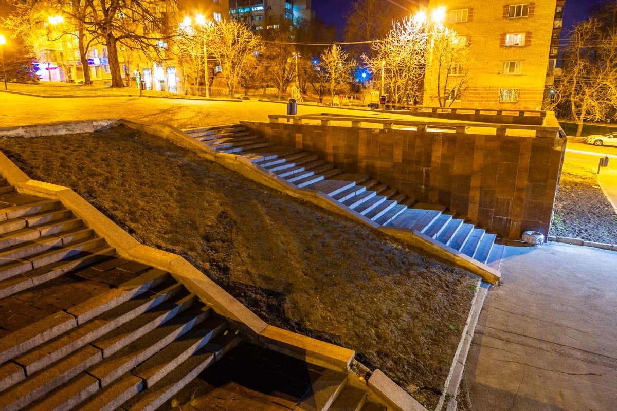 На ступеньках тоже можно грустить, но можно простудить На ступеньках тоже можно грустить, но можно простудить