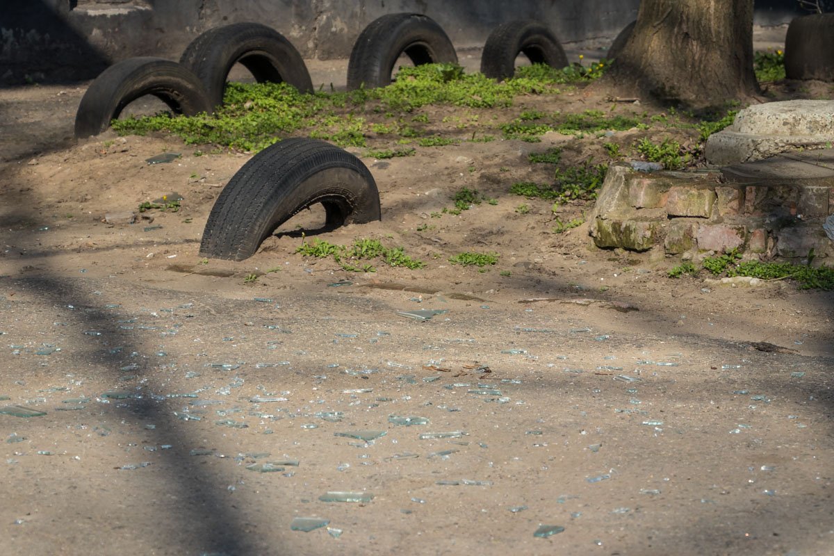 Спасатели выбивали окна кладовых в подъезде Спасатели выбивали окна кладовых в подъезде