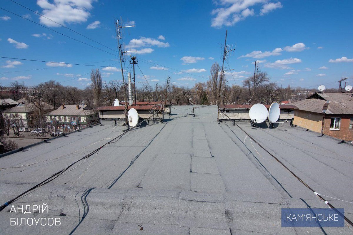 В Каменском активно чинят крыши домов и запускают лифты 1