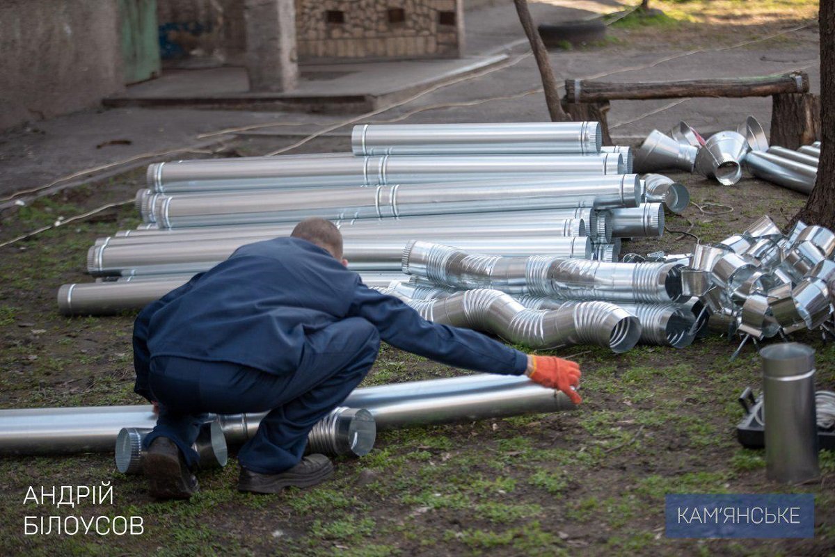 В Каменском активно чинят крыши домов и запускают лифты 3