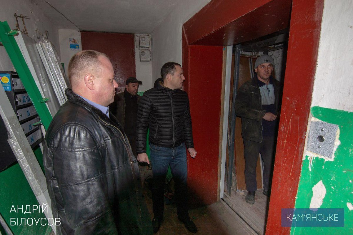 В Каменском активно чинят крыши домов и запускают лифты 4