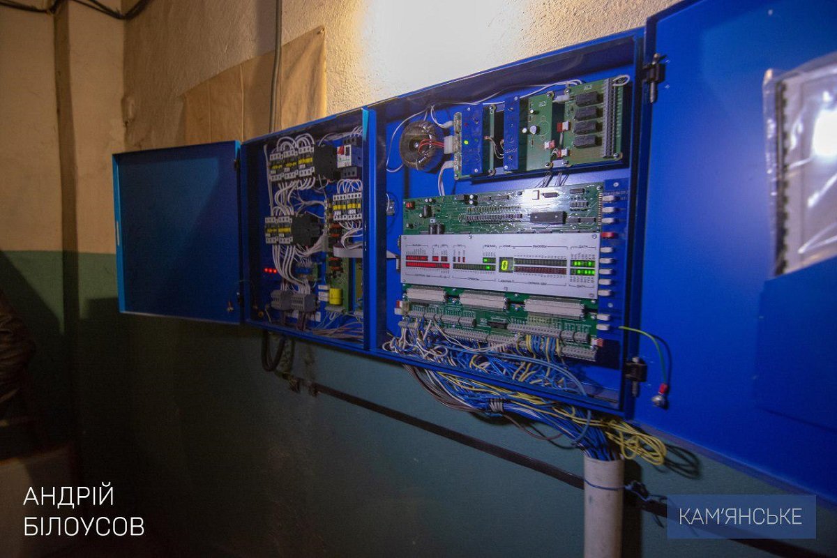 В Каменском активно чинят крыши домов и запускают лифты 5