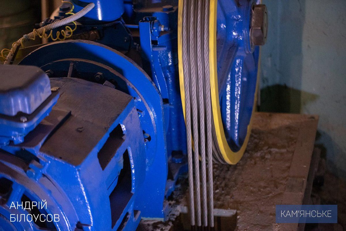 В Каменском активно чинят крыши домов и запускают лифты 6