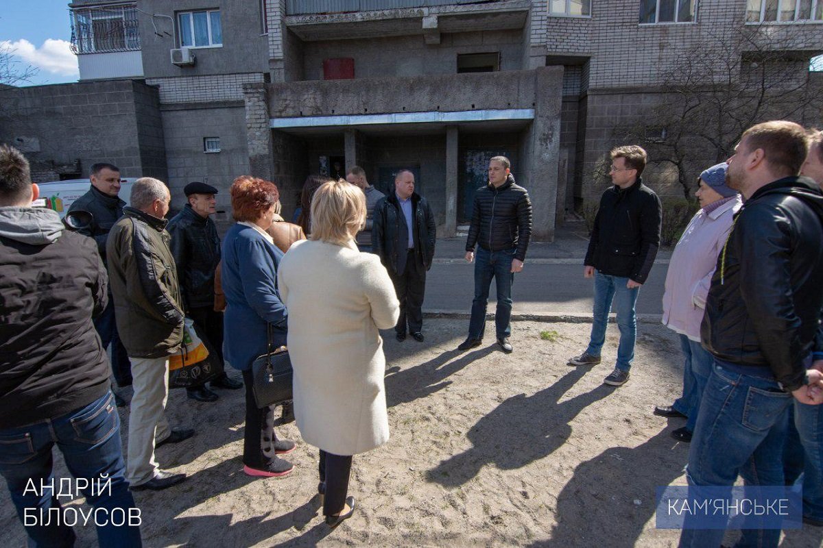 В Каменском активно чинят крыши домов и запускают лифты 7