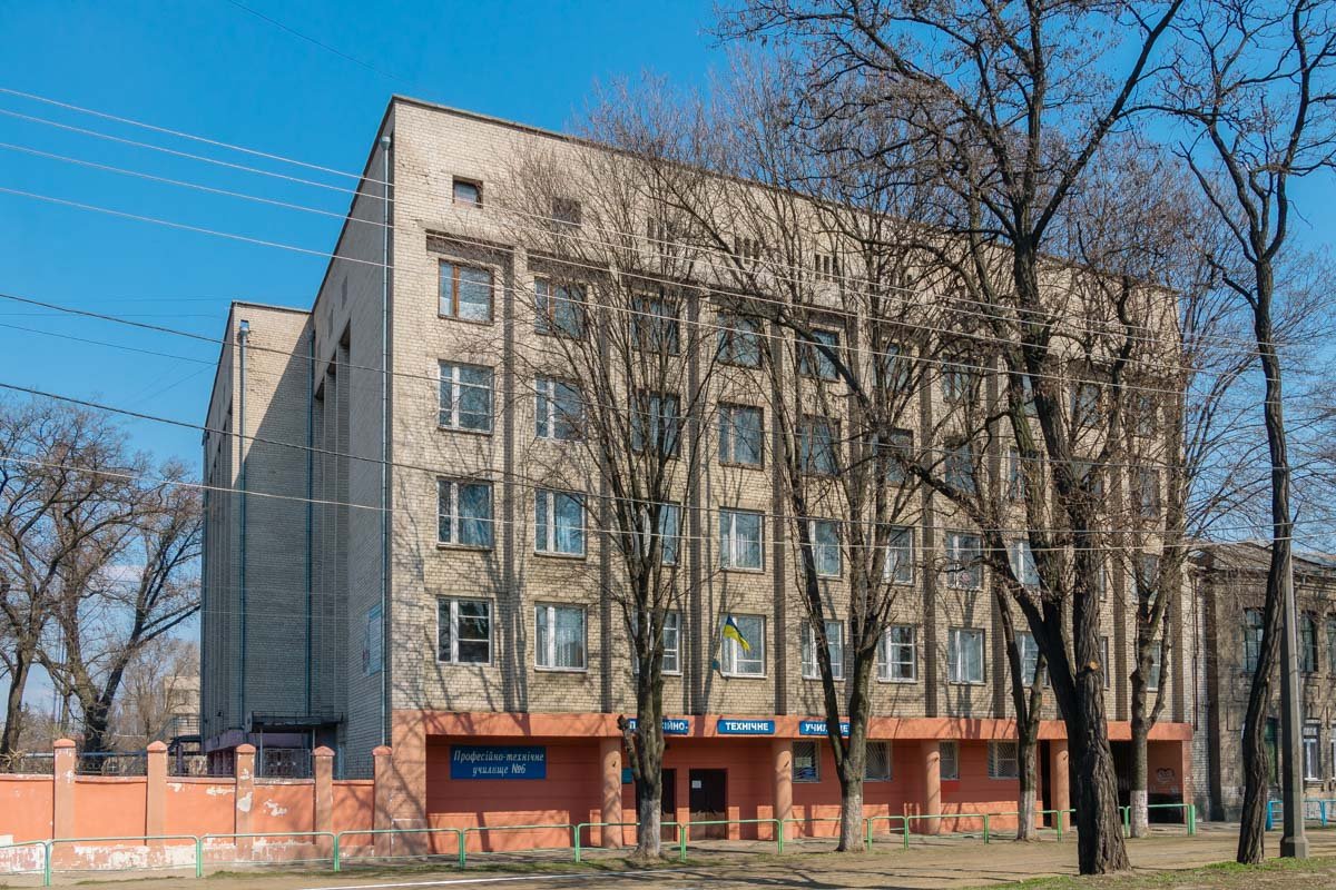 Улица начинается от «Днепр-Арены» на Херсонской и ведет к Аптекарской балке, упираясь в Леваневского Улица начинается от «Днепр-Арены» на Херсонской и ведет к Аптекарской балке, упираясь в Леваневского