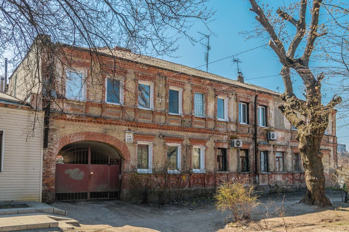 На Антоновича расположены городская станция скорой помощи, Дом молитвы, множество учебных заведений На Антоновича расположены городская станция скорой помощи, Дом молитвы, множество учебных заведений