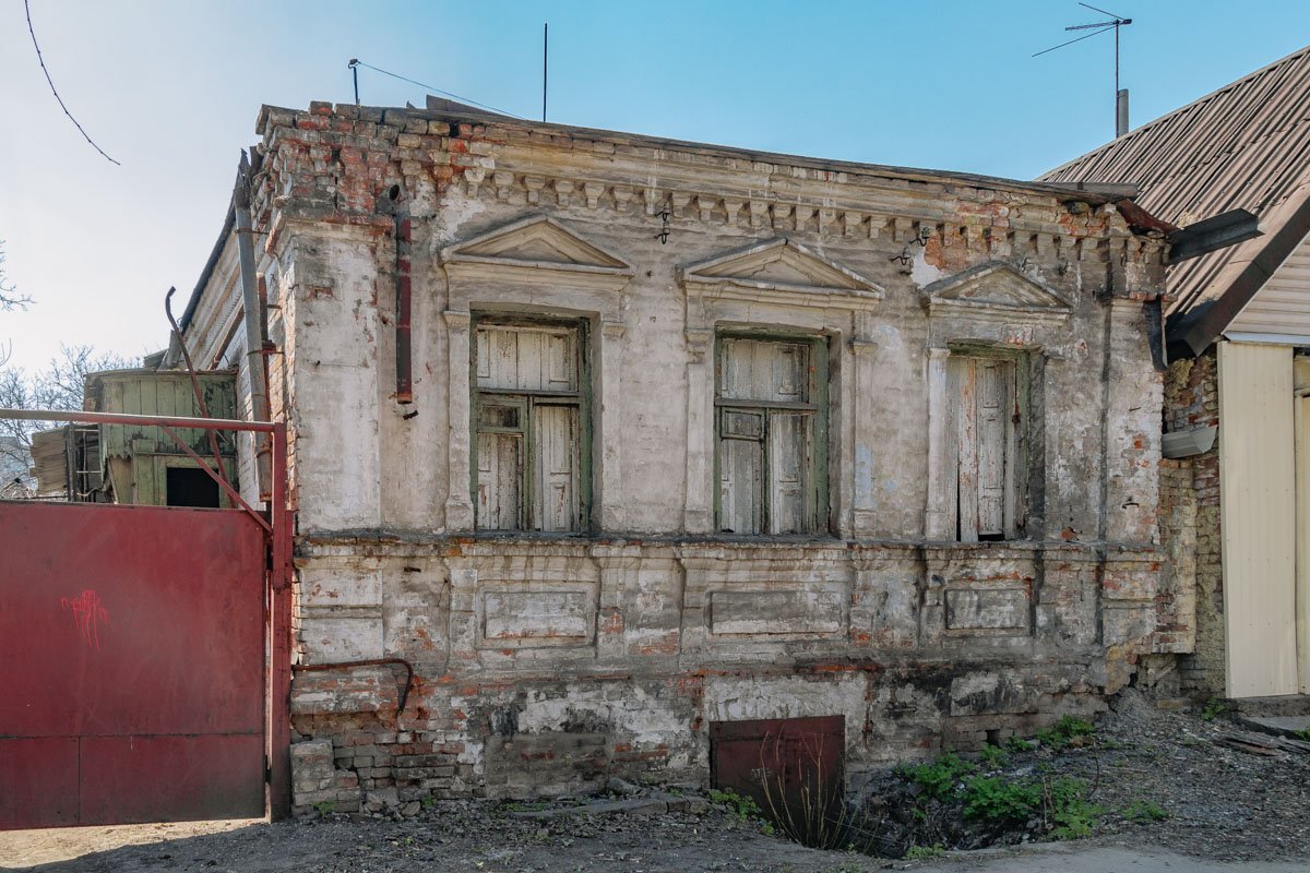 Однако там также стоят доходные дома и отдельные жилые здания конца XIX – начала XX века Однако там также стоят доходные дома и отдельные жилые здания конца XIX – начала XX века