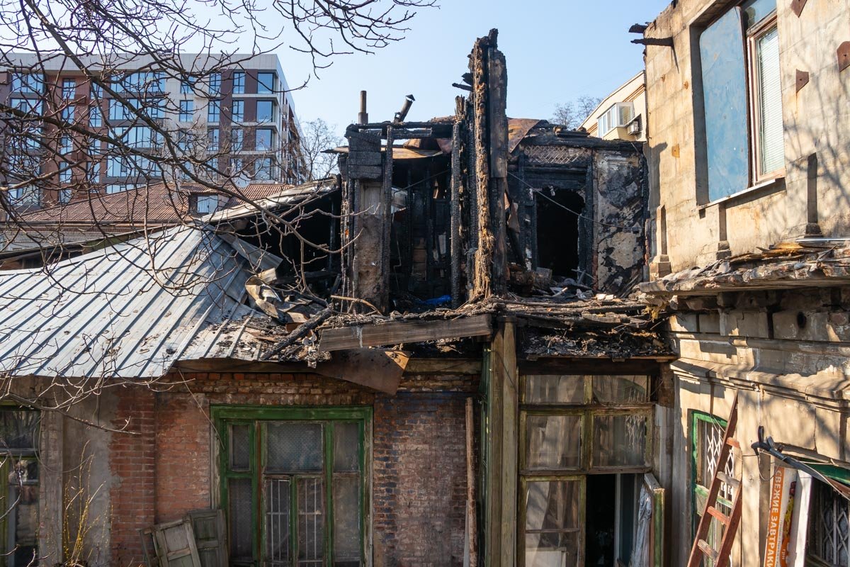 Пострадали 4 квартиры