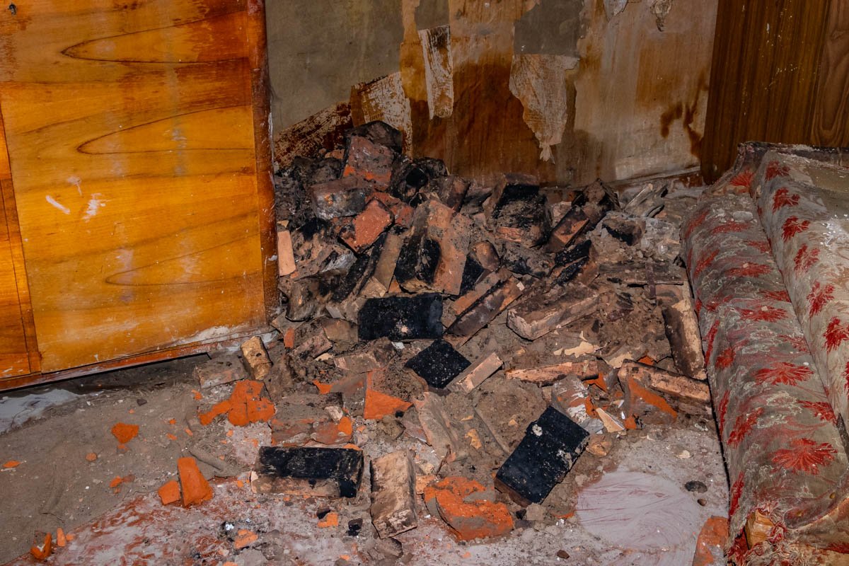 В некоторых комнатах сыпятся стены