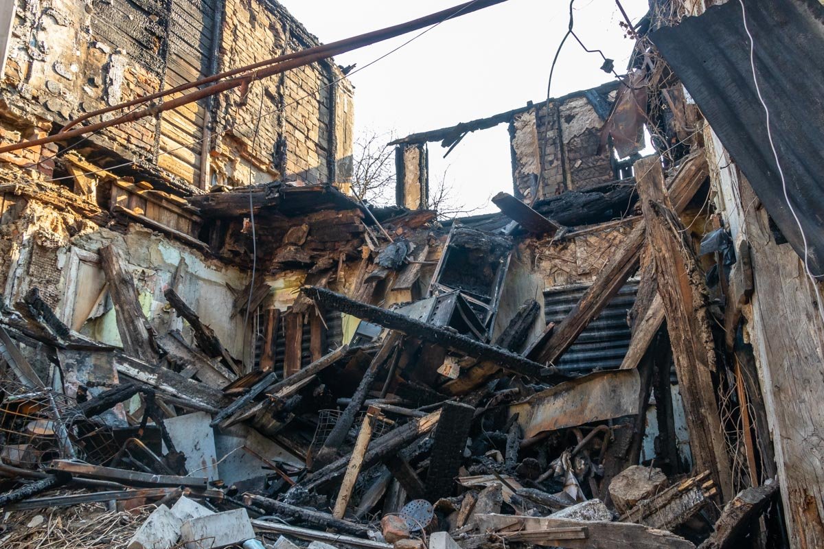 Одна квартира выгорели дотла