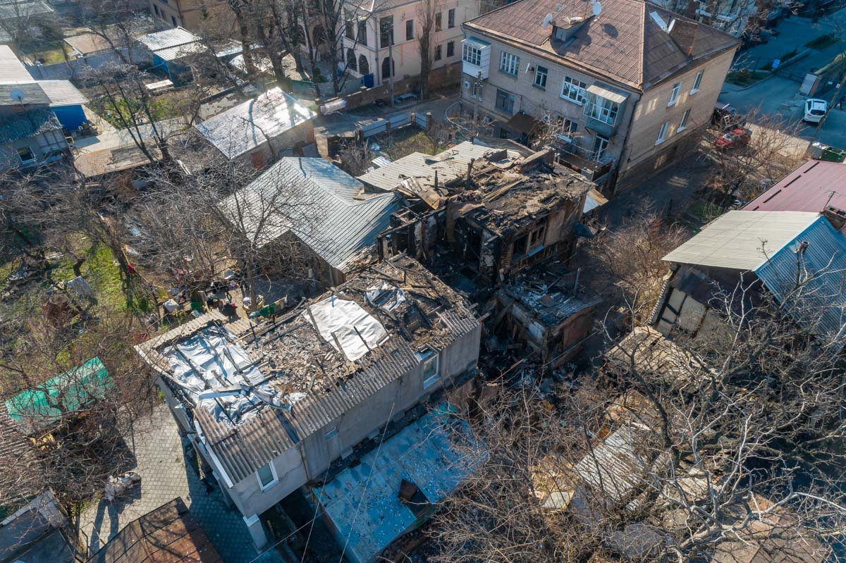 В доме 13 квартир, 11 из них жилые