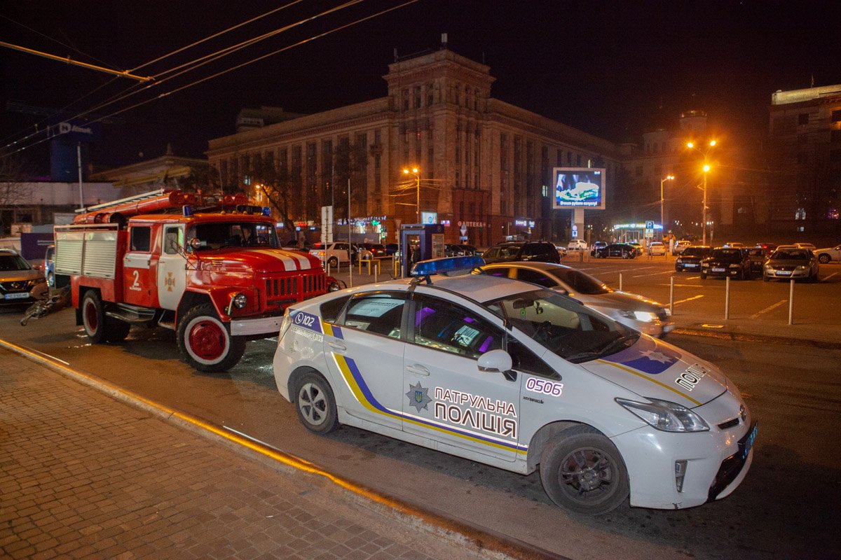 Охрана торгового центра оградила вход в помещение сигнальной лентой Охрана торгового центра оградила вход в помещение сигнальной лентой