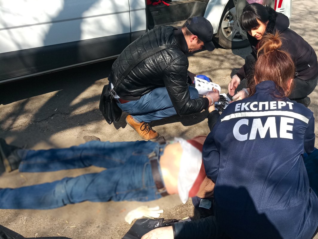 Тело мужчины осматривали правоохранители и судебно-медицинские эксперты