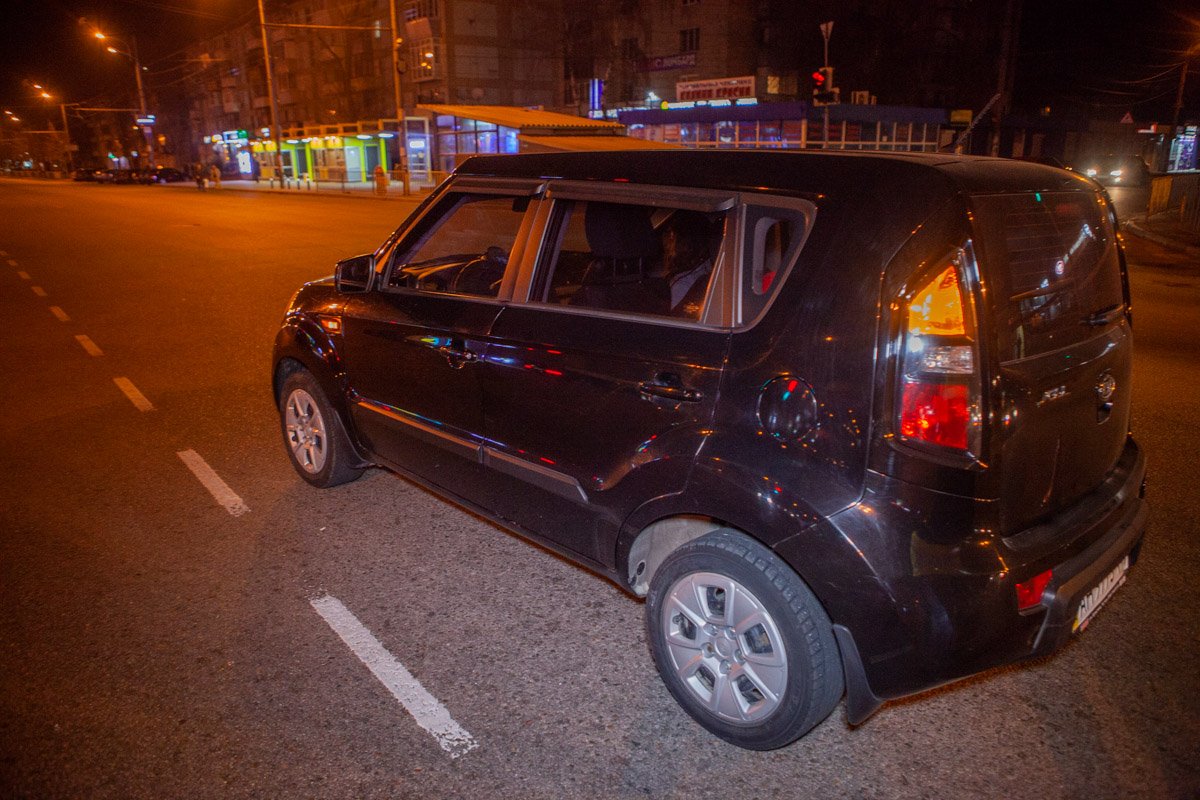 Водитель Toyota догнал Kia на светофоре Водитель Toyota догнал Kia на светофоре