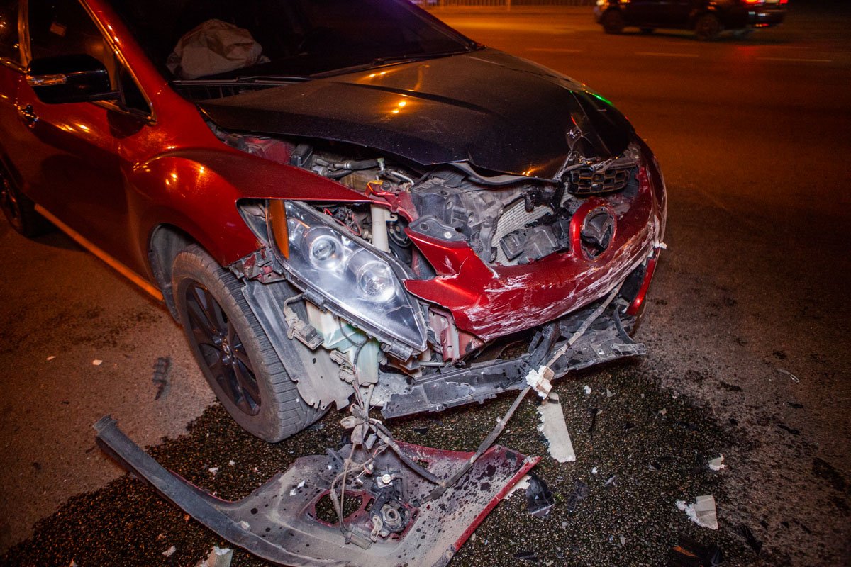 Девушку, находившуюся за рулем Mazda, забрала скорая Девушку, находившуюся за рулем Mazda, забрала скорая