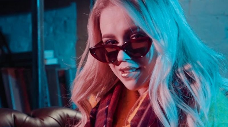 Певица выпустила два альбома на лейбле Warner Music Russia Певица выпустила два альбома на лейбле Warner Music Russia