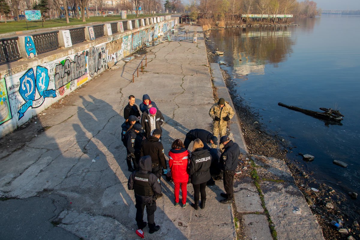 По информации очевидцев, накануне происшествия у двоих мужчин возник конфликт с третьим