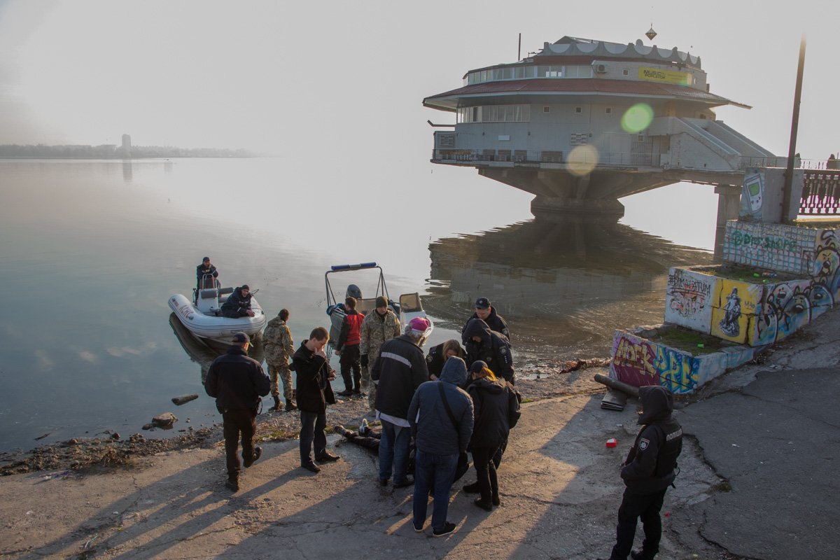 Парни, скинувшие человека в реку, хотели уйти, однако их остановили