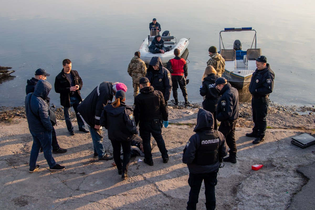На место приехали сотрудники следственно-оперативной группы, которые сейчас осматривают место происшествия