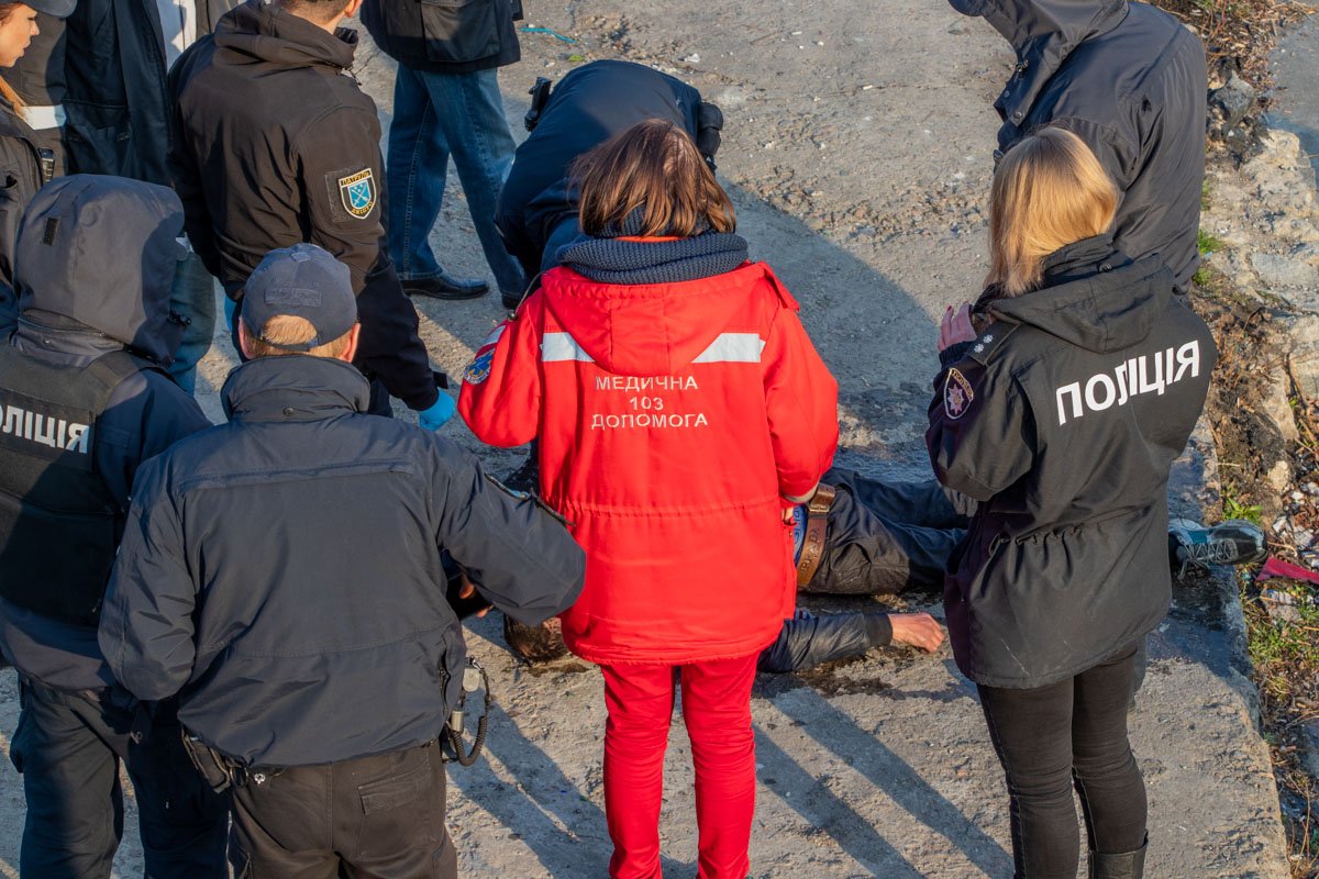 Когда спасатели достали тело мужчины из воды, то стало очевидно, что на теле умершего есть следы побоев