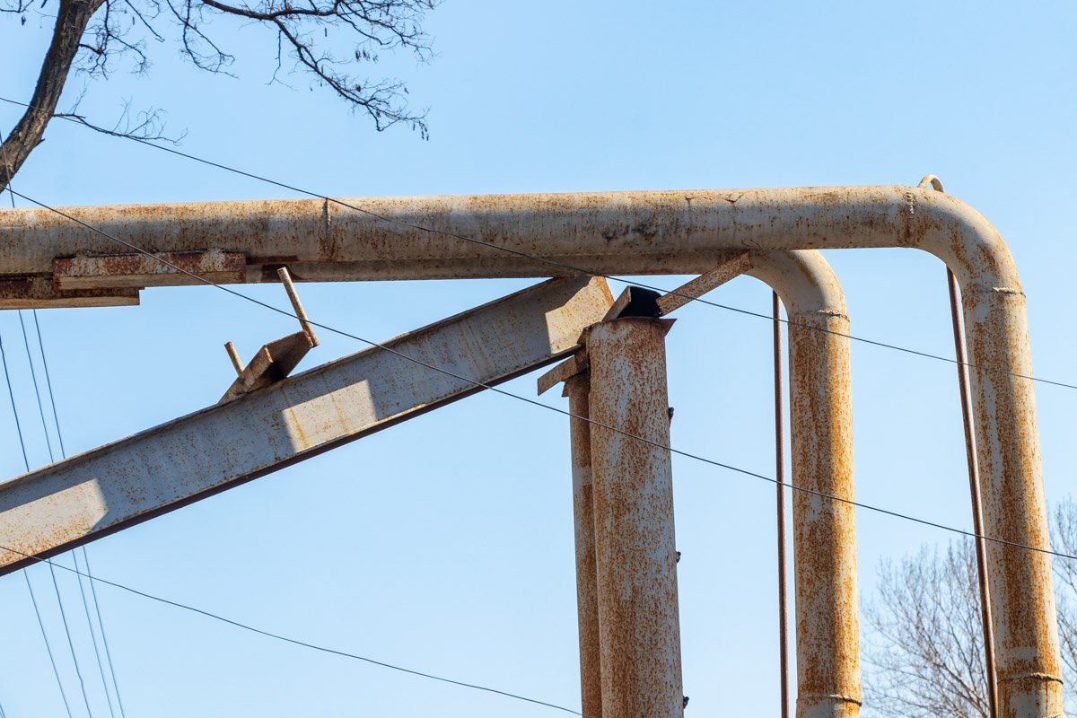 Стрела манипулятора снесла опору для теплотрассы Стрела манипулятора снесла опору для теплотрассы