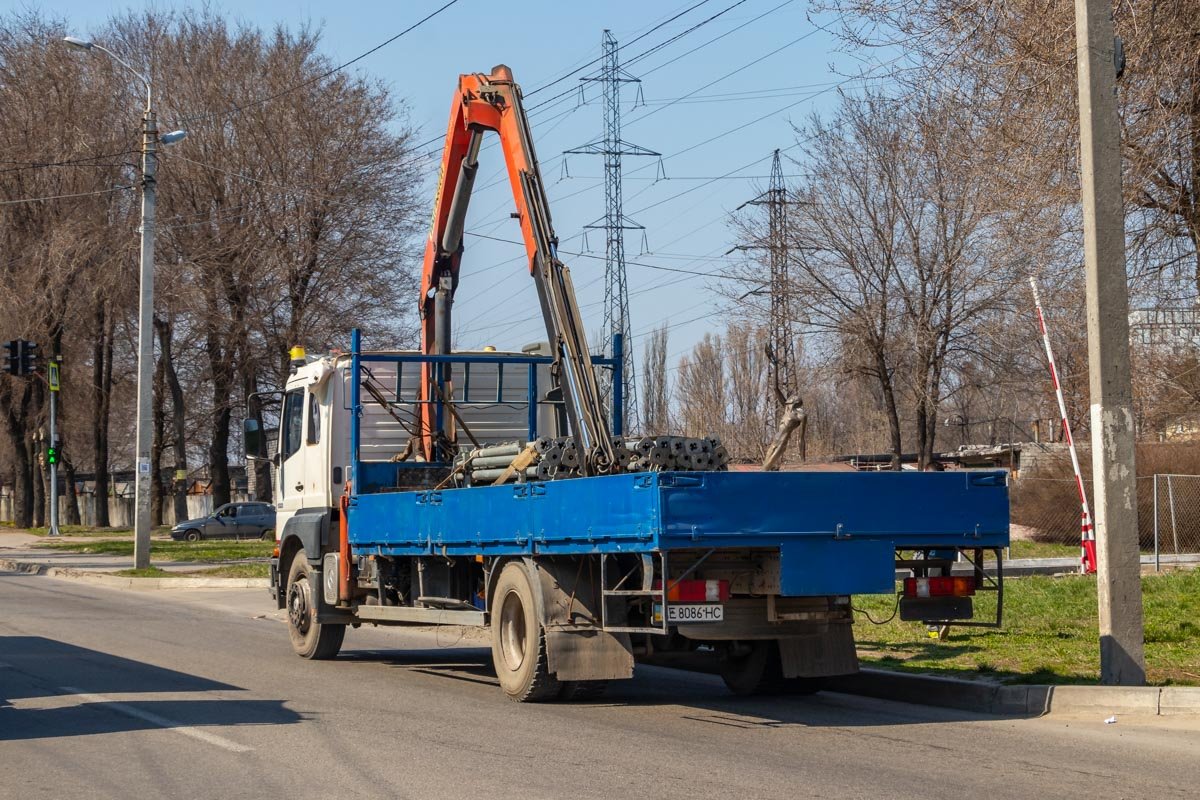 Предварительно, водитель грузовика не рассчитал габариты Предварительно, водитель грузовика не рассчитал габариты
