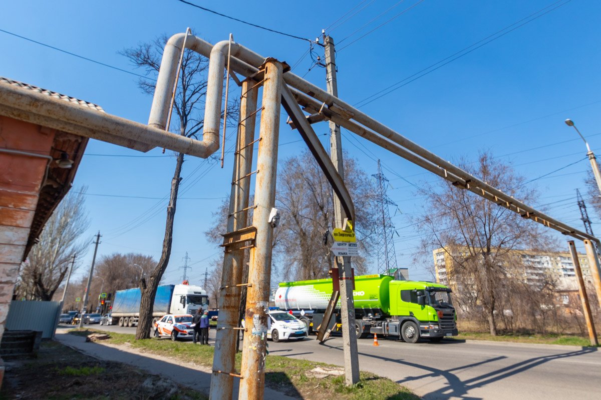 К удаче многих водителей, они сами и их автомобили остались целыми — все произошло в метре от них К удаче многих водителей, они сами и их автомобили остались целыми — все произошло в метре от них
